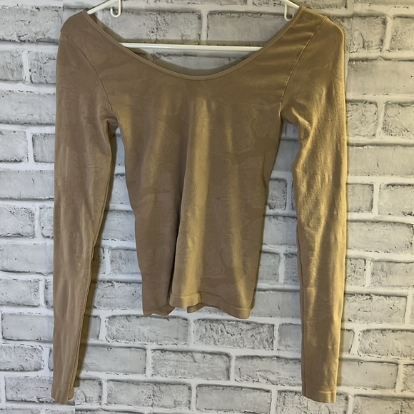 Bebe women’s nude long sleeve fitted top- faint floral print - size medium - Picture 5 of 5